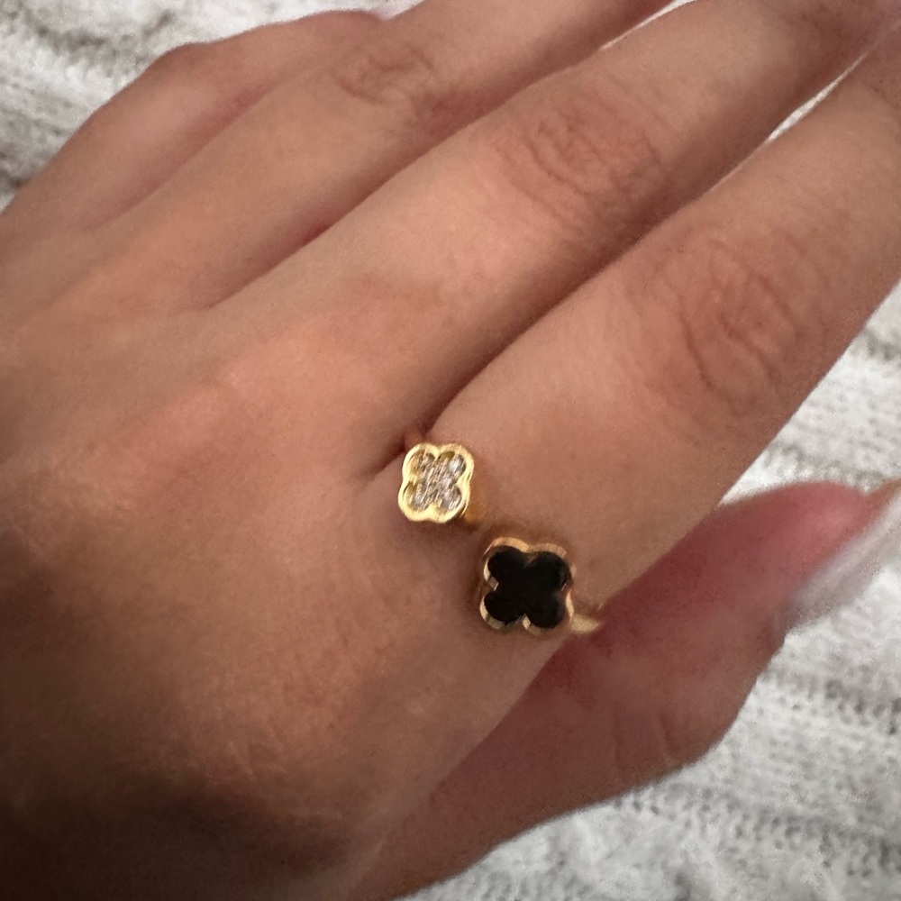 Ajustable four leaf clover ring gold and black